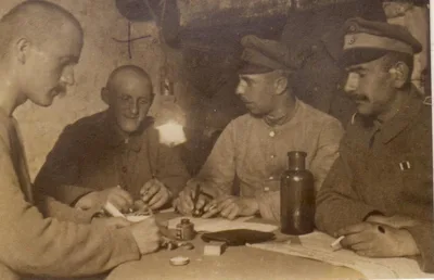 Villa Vinterhistorie interiør, Peter og Konow ved stearinlys