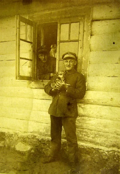 Husdyr ved fronten: hunden Snobbi, katten